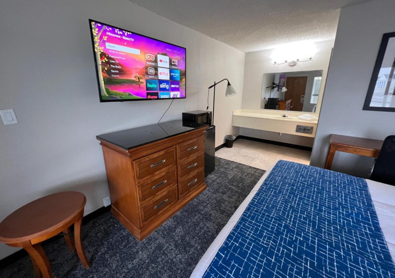 Travelodge By Wyndham Lincoln Northeast Exteriör bild