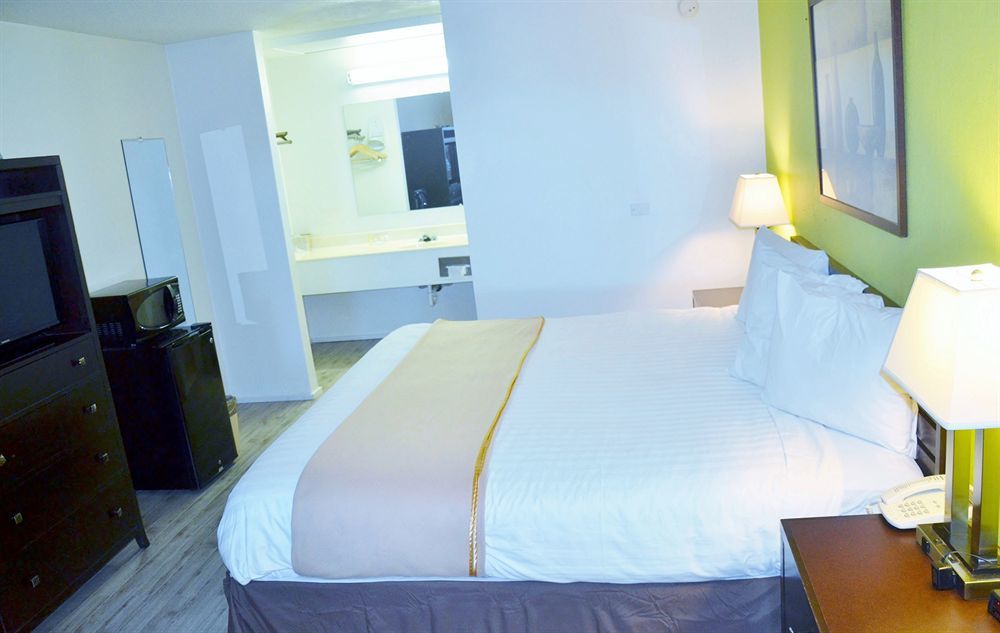 Travelodge By Wyndham Lincoln Northeast Exteriör bild